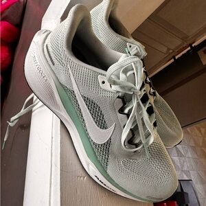 Nike Green and White Athletic Shoes Lightweight Performance